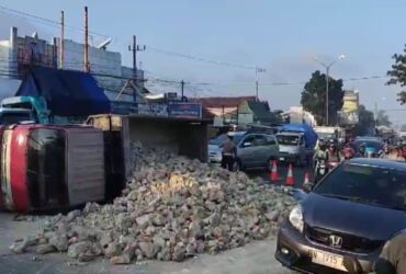 Truk muatan batu terguling di Kecamatan Singosari Kabupaten Malang, Jumat (19/7/2024) (blok-a/Andik Agus)