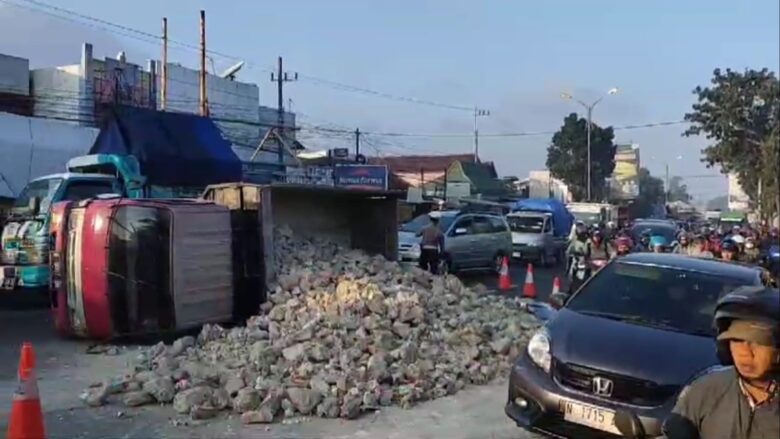 Truk muatan batu terguling di Kecamatan Singosari Kabupaten Malang, Jumat (19/7/2024) (blok-a/Andik Agus)