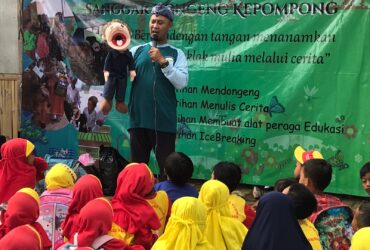 Salah satunya adalah dengan mendukung pelatihan mendongeng yang dilaksanakan oleh Sanggar Dongeng Kepompong.