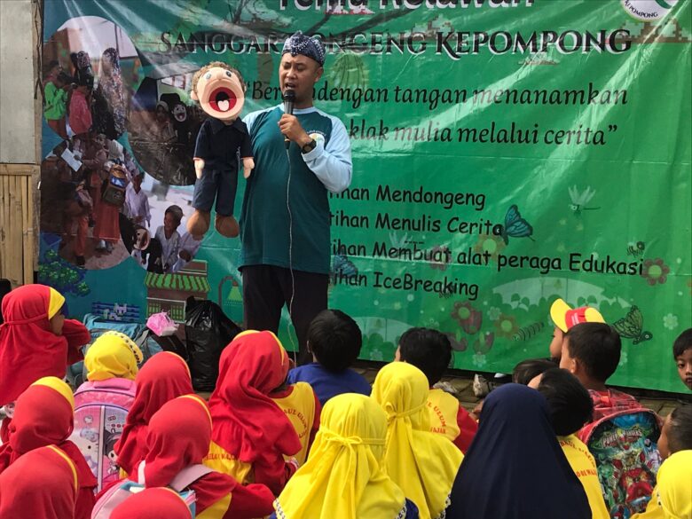 Salah satunya adalah dengan mendukung pelatihan mendongeng yang dilaksanakan oleh Sanggar Dongeng Kepompong.