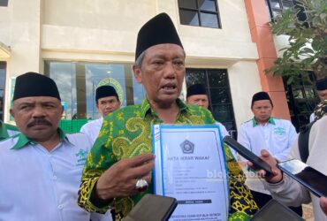 Ketua Tanfidziah MWC NU Sumawe, Abd. Aziz Mufti saat mendatangi PN Kepanjen membawa akta ikrar wakaf (blok-a.com/ Putu Ayu Pratama S)