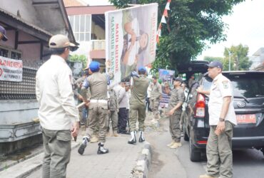 Puluhan Banner Langgar Aturan Dicopot Satpol PP Kota Batu