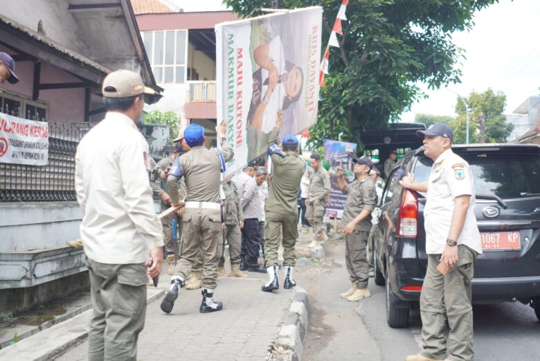 Puluhan Banner Langgar Aturan Dicopot Satpol PP Kota Batu