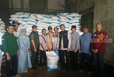 Pj Wali Kota Malang, Wahyu Hidayat kunjungi dua kios penyalur pupuk bersubsidi di Kecamatan Kedungkandang, Kota Malang