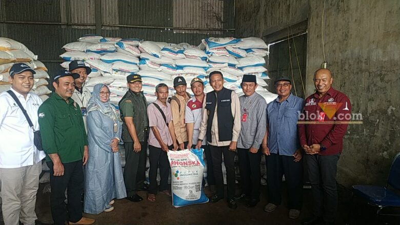 Pj Wali Kota Malang, Wahyu Hidayat kunjungi dua kios penyalur pupuk bersubsidi di Kecamatan Kedungkandang, Kota Malang