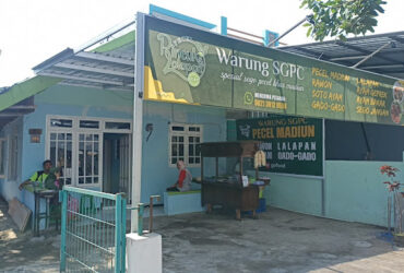 Salah satu destinasi kuliner tradisional yang patut dikunjungi di Malang adalah Warung Pecel Madiun SGPC.