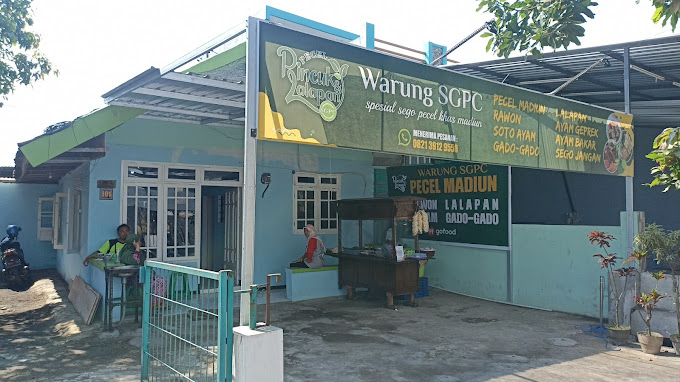 Salah satu destinasi kuliner tradisional yang patut dikunjungi di Malang adalah Warung Pecel Madiun SGPC.