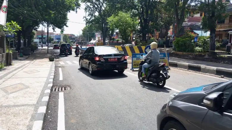 Dinas Perhubungan (Dishub) Kota Malang sedang mempertimbangkan untuk membangun jembatan penyeberangan orang (JPO) di Jalan Bandung