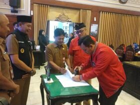 caption:PJ Wali Kota Bersama Ka Bakesbangpol Kota Malang saat penandatanganan bantuan parpol,Selasa (16/7/2024) (blok-a/Andik Agus)
