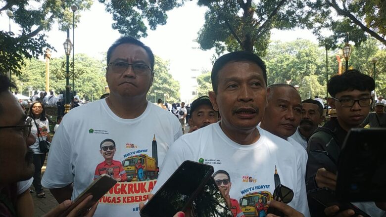 Caption Pj Wali Kota Malang, Wahyu Hidayat Bersama Sekda dan Kadis DLH, Kamis(18/7/2024) (Blok-a/ Andik Agus)