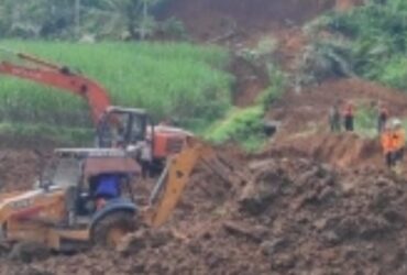 caption:Proses Evakuasi Pencarian Korban Tebing Longsor di Blitar, Selasa (2/7/2024) (blok-a/Andik Agus)