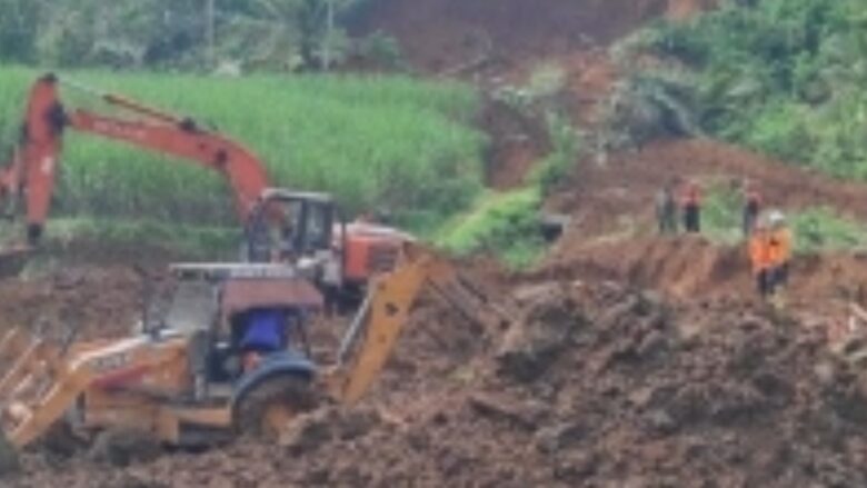 caption:Proses Evakuasi Pencarian Korban Tebing Longsor di Blitar, Selasa (2/7/2024) (blok-a/Andik Agus)