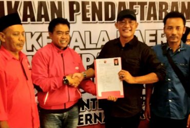 Mohammad Trijanto saat mendaftar bakal calon Wali Kota Blitar di Kantor DPC PDI Perjuangan Kota Blitar. (blok-a.com/Fajar)