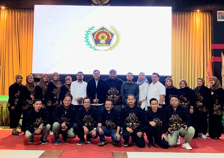 Pengurus PWI Blitar Raya Periode 2024-2027 bersama Komisioner KPU Kota Blitar. (blok-a.com/Fajar)