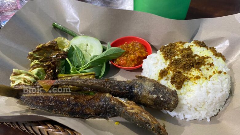 Menu lele goreng warung lalapan Thoga Kepanjen, Kabupaten Malang (blok-a.com/ Putu Ayu Pratama S)