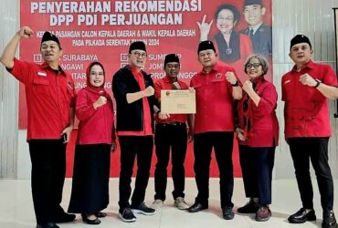 Bambang Rianto dan Bayu Setyo Kuncoro menerima surat rekomendasi dari DPP PDI Perjuangan sebagai pasangan calon Wali Kota dan wakil Wali Kota Blitar pada Pilkada serentak 2024. (blok-a.com/Fajar)