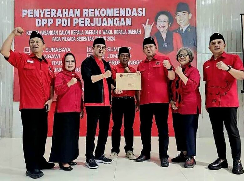 Bambang Rianto dan Bayu Setyo Kuncoro menerima surat rekomendasi dari DPP PDI Perjuangan sebagai pasangan calon Wali Kota dan wakil Wali Kota Blitar pada Pilkada serentak 2024. (blok-a.com/Fajar)