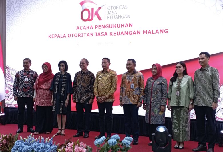 caption:PJ Walikota Malang Bersama Kepala OJK Baru Dalam Sesion Foto Bersama, Selasa (2/7/2024)