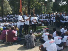 Caption; Pj Wali Kota Malang Ditengah Ratusan Tenaga Kebersihan Non ASN DLH, Kamis (18/7/2024) (blok-a/Andik Agus)