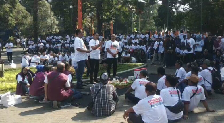 Caption; Pj Wali Kota Malang Ditengah Ratusan Tenaga Kebersihan Non ASN DLH, Kamis (18/7/2024) (blok-a/Andik Agus)