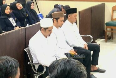 Sidang pembacaan putusan hakim dengan terdakwa Samsudin dan dua terdakwa lainnya, Ahmad Yusuf Febriansah dan M Nurkhabatul Fikri dalam perkara konten tukar pasangan. (blok-a.com/Fajar)