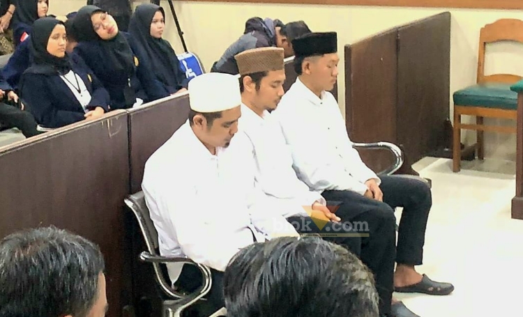 Sidang pembacaan putusan hakim dengan terdakwa Samsudin dan dua terdakwa lainnya, Ahmad Yusuf Febriansah dan M Nurkhabatul Fikri dalam perkara konten tukar pasangan. (blok-a.com/Fajar)