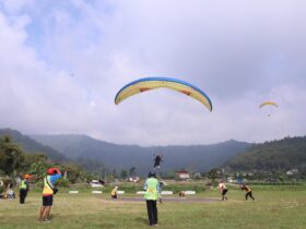Atraksi paralayang pada pembukaan kejuaraan Parayalang Internasional 2024 di Kota Batu (dok. Prokopim Kota Batu)