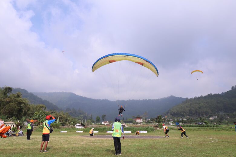 Atraksi paralayang pada pembukaan kejuaraan Parayalang Internasional 2024 di Kota Batu (dok. Prokopim Kota Batu)