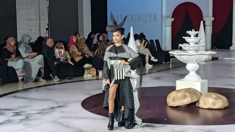 Perhelatan akbar VOI Fashion Day 2024 dengan tema "Victorian Splendor" telah sukses diselenggarakan pada hari Minggu (7/7/2024).