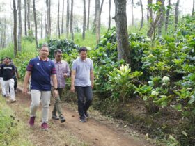 Caption: PJ Wali Kota Batu Aries Agung Paewai Saat Ke Lahan Kopi Selasa (9/7/2024)