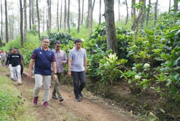 Caption: PJ Wali Kota Batu Aries Agung Paewai Saat Ke Lahan Kopi Selasa (9/7/2024)