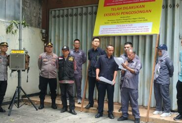 Caption: Petugas PN Malang Eksekusi Ruko di Kota Malang, Kamis (11/7/2024) (blok-a/ Andik Agus)