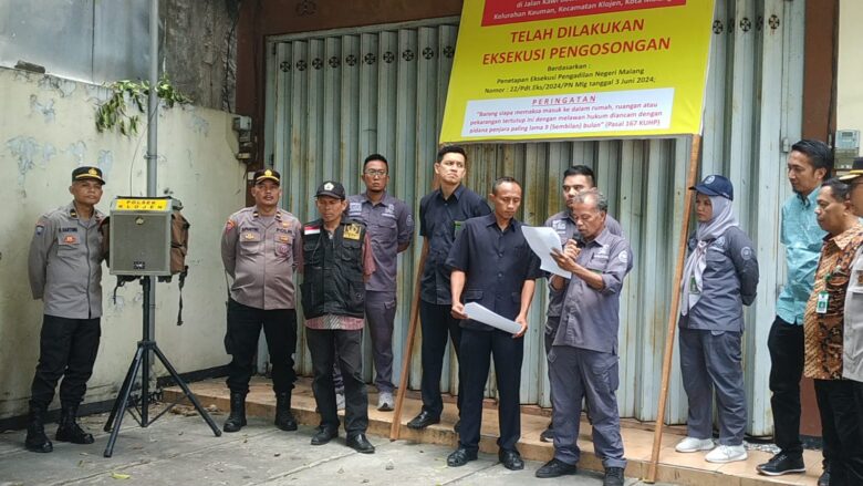 Caption: Petugas PN Malang Eksekusi Ruko di Kota Malang, Kamis (11/7/2024) (blok-a/ Andik Agus)