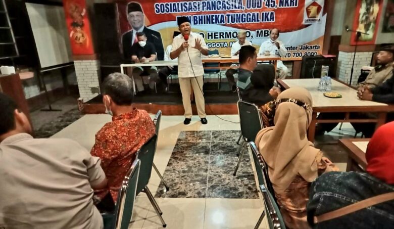 FOTO : Anggota MPR RI, Ir. Endro Hermono mensosialisasikan Pancasila, UUD 1945, NKRI dan Bhinneka Tunggal Ika. (Foto : blok-a.com/Fajar)