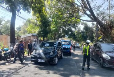 Kecelakaan beruntun terjadi melibatkan 3 mobil di depan Hotel Mentari Jalan Ir Soekarno, Desa Beji, Kecamatan Junrejo, Kota Batu, Minggu (21/7/2024).