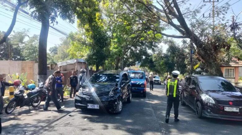 Kecelakaan beruntun terjadi melibatkan 3 mobil di depan Hotel Mentari Jalan Ir Soekarno, Desa Beji, Kecamatan Junrejo, Kota Batu, Minggu (21/7/2024).