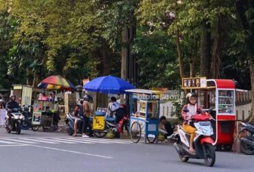 Kota Malang,blok-a,com - Jalan Surabaya adalah salah satu titik di Kota Malang dimana masih banyak pedagang kaki lima (PKL) ditemukan berjualan secara liar.