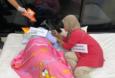 Tersangka pembunuhan di Pakis Malang tengah ayunkan palu ke kepala korban (blok-a.com/ Putu Ayu Pratama S)