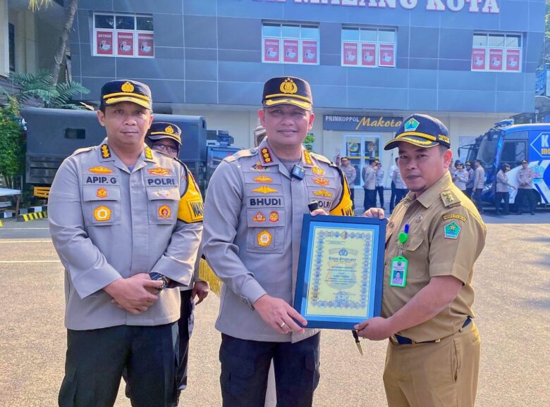 Kapolresta Malang Kota Beri Penghargaan Tiga Pilar Kelurahan Gadang, Prestasinya Sampai Tingkat Provinsi