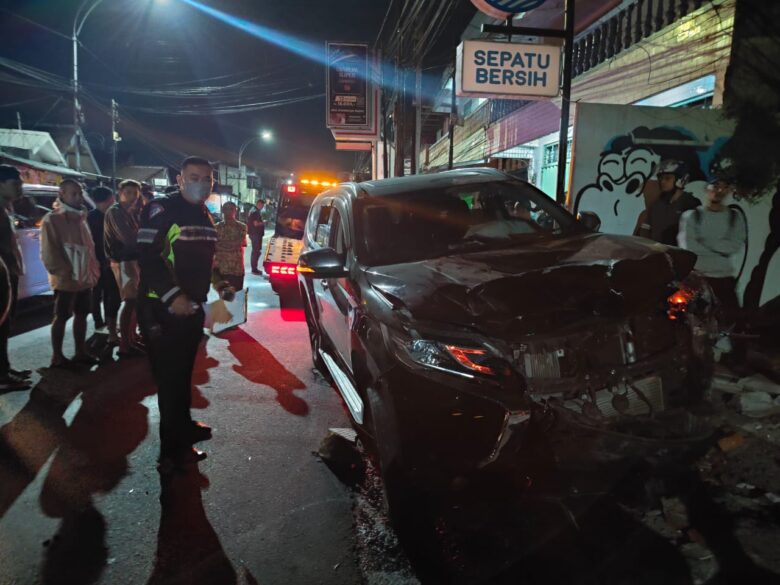 Kecelakaan di Mbetek Kota Malang, Pajero Ringsek Seruduk Yamaha Aerox Hingga Tabrak Pagar Ruko