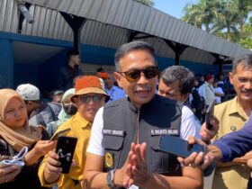Pj Wali Kota Malang Wahyu Hidayat Jadi Sopir Angkot, Selasa (9/7/2024) (blok-a/Andik Agus)