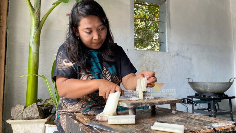 Ika Wulandari, produsen kripik gedebok pisang asal Desa Suwaru, Kecamatan Pagelaran, Kabupaten Malang (blok-a.com/ Putu Ayu Pratama S)