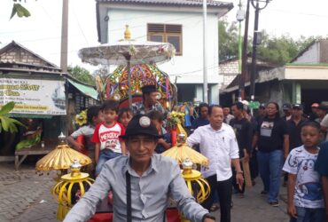 Teks Foto : Tradisi Arak Pengantin Desa Sukorejo, Kebomas, Gresik dihidupkan kembali.