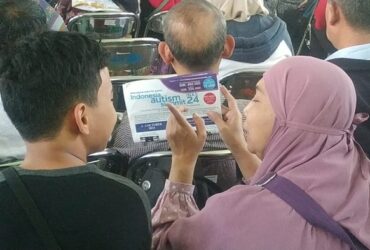 Anak difabel saat mendapat pengarahan dari seorang Ibu, Jumat (5/7/2024).(blok-a/Andik Agus)