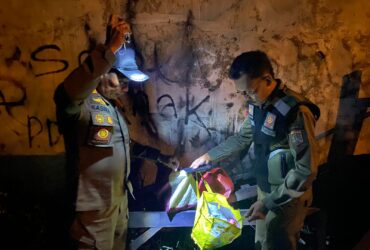 Alat bukti berupa tisu, bio oil hingga alas tidur diamankan Satpol PP Kabupaten Malang di warung yang diduga digunakan untuk tempat prostitusi di Desa Bedali (dok. Satpol PP Kabupaten Malang for blok-a.com)