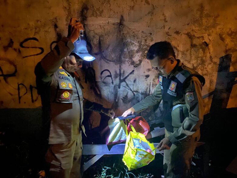 Alat bukti berupa tisu, bio oil hingga alas tidur diamankan Satpol PP Kabupaten Malang di warung yang diduga digunakan untuk tempat prostitusi di Desa Bedali (dok. Satpol PP Kabupaten Malang for blok-a.com)