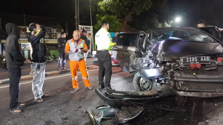 caption:Mobil Honda Jazz Tabrak Pembatas Jembatan Fly Over Kedungkandang, Selasa (9/7/2024) (blok-a/ Andik Agus)