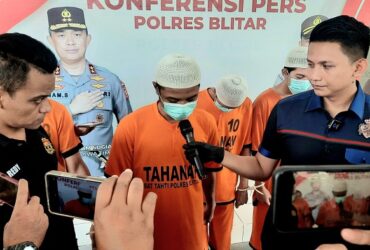 Para pelaku pencabulan anak dibawah umur, diamankan di Mapolres Blitar. (blok-a.com/Fajar)