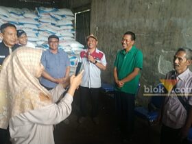 caption:Pengurus KUD Subur Peragakan Cara Mengunakan Aplikasi I -Pubers, Kamis (4/7/2024) (blok-a/Andik Agus)
