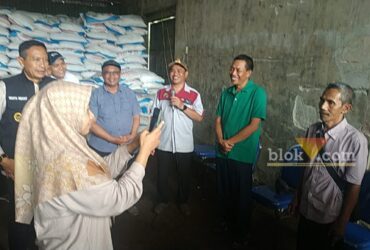 caption:Pengurus KUD Subur Peragakan Cara Mengunakan Aplikasi I -Pubers, Kamis (4/7/2024) (blok-a/Andik Agus)